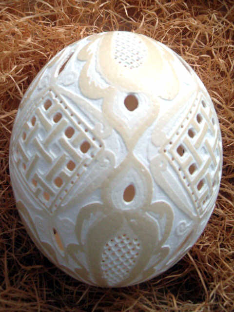 Veronika Joo - Carving on egg shells