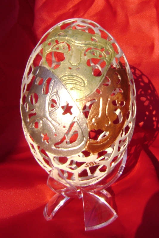 Sandrine, egg shell carving