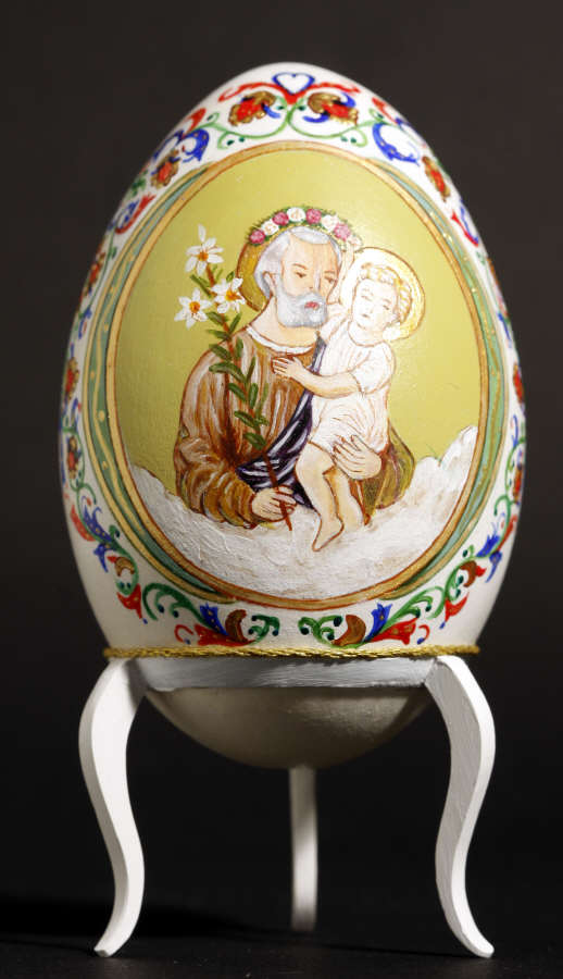 Painting on goose egg shell 