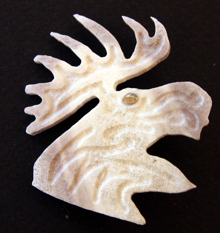 Bijou sculpté dans du bois d'orignal - Michael Mason