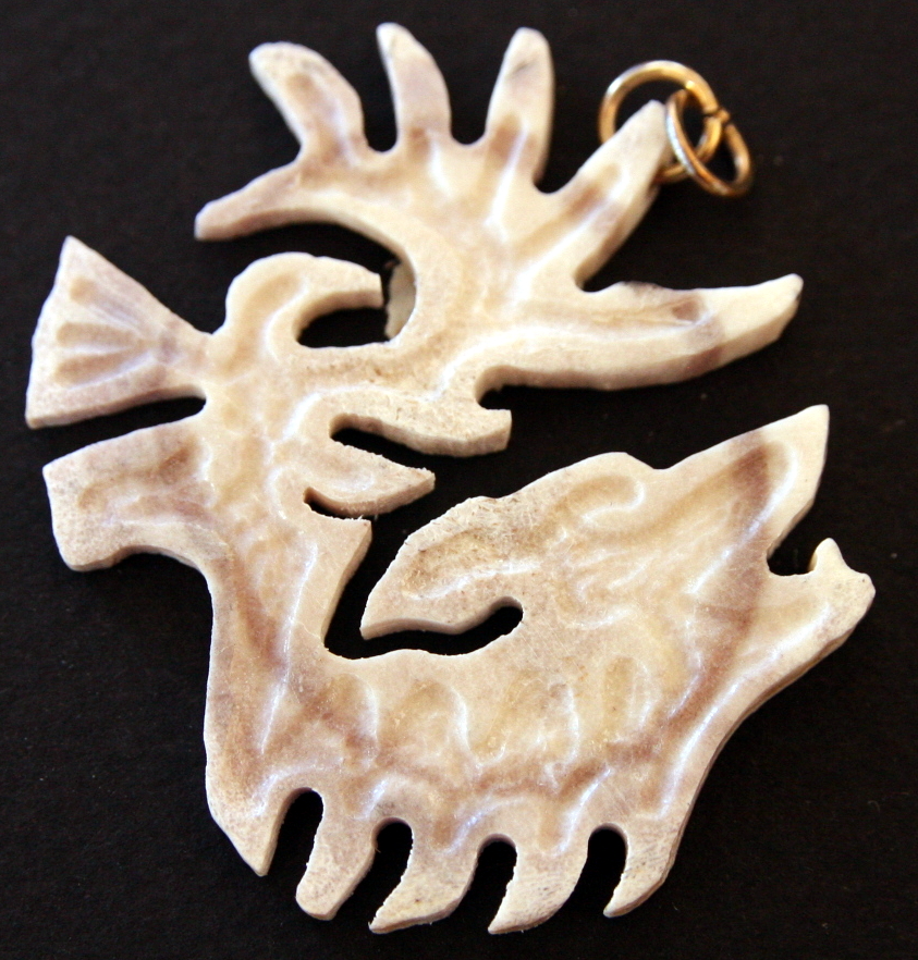 Michael Mason, Dawson City : pendentif en bois d'orignal