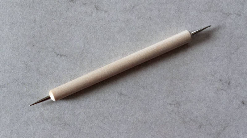 Outil pour décorer un oeuf avec de la cire en relief