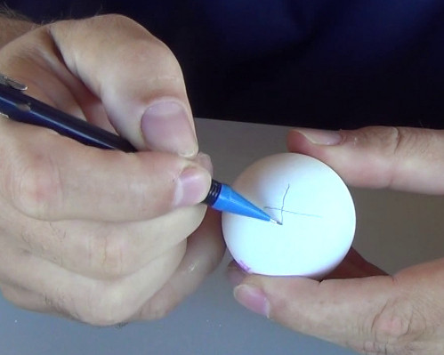 
	 How to... empty an egg to decorate   
