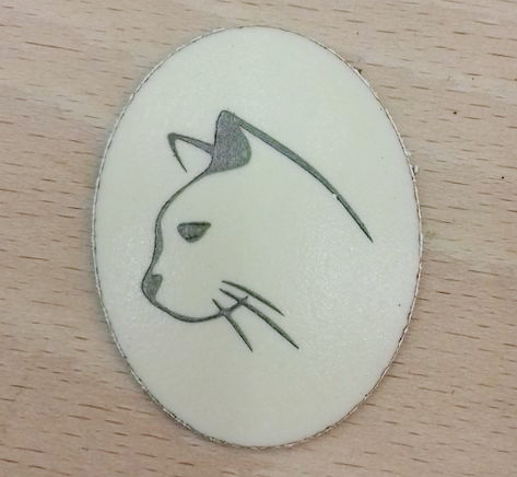 Medaillon en coquille de nandou - motif chat  