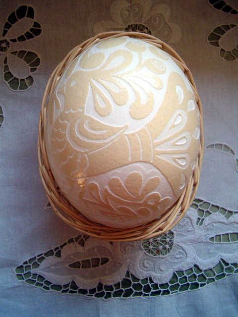 Veronika Joo - Carving on egg shells
