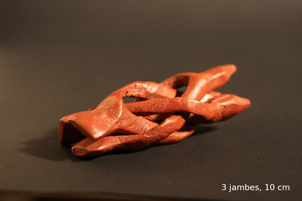 support oeuf, support minéraux : Support sculpté articulé (3 jambes, 15 cm) - Bois de rose (Sheesham)