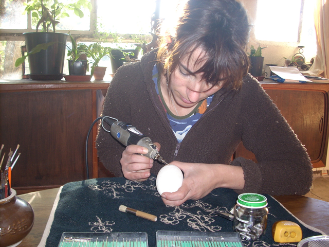 Christel Assante, egg shell carver