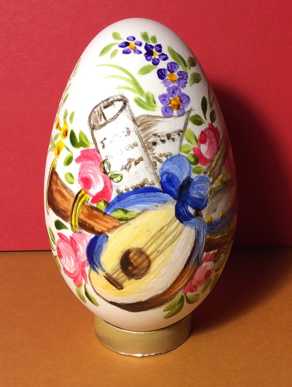 Oeuf d'oie peint avec peinture porcelaine avec passage au four