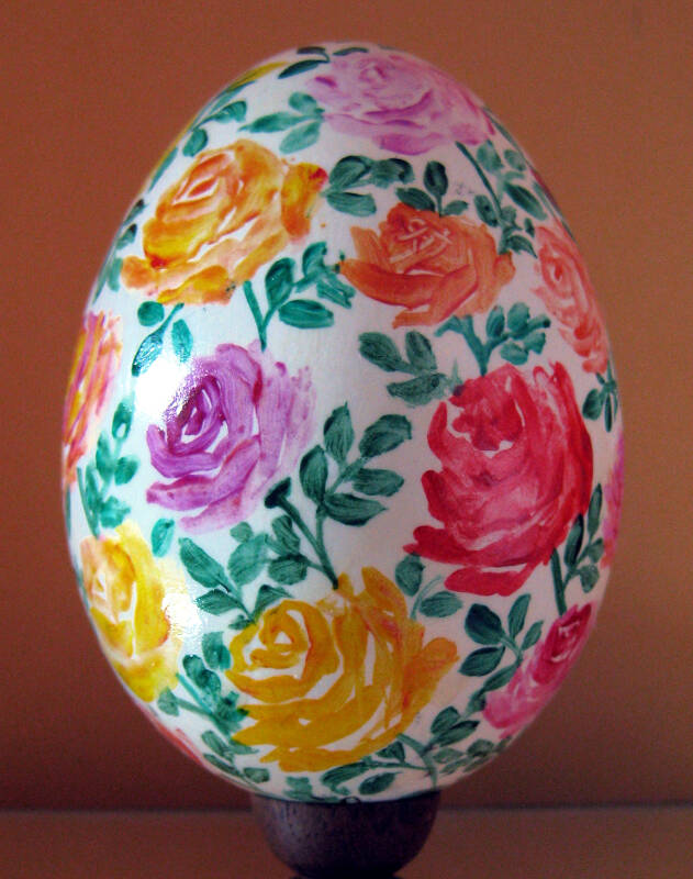 Oeuf d'oie peint, motif fleuri