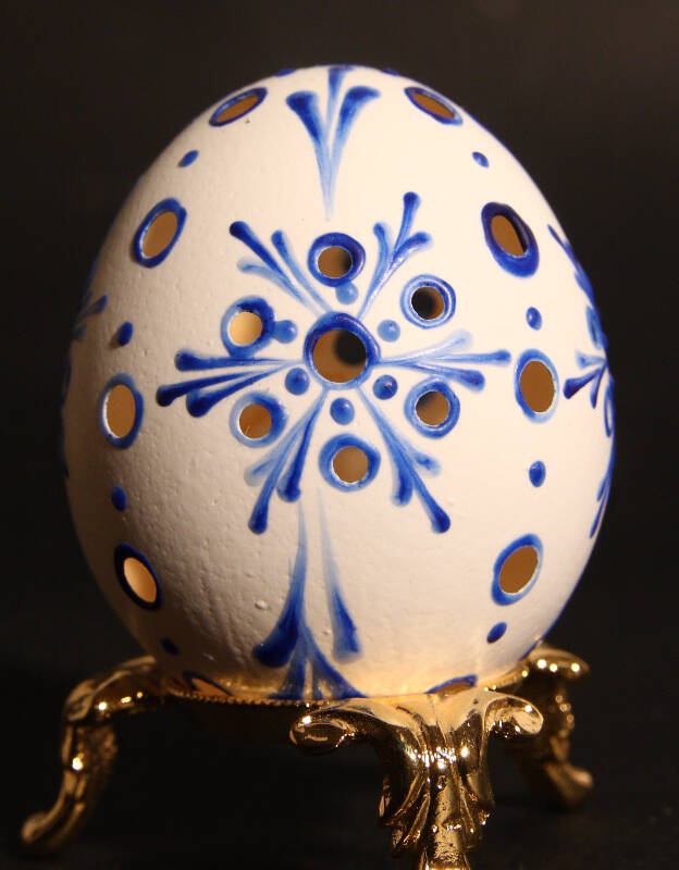 Oeuf de poule percé et décoré à la cire : fait par Milada (République Tchèque)