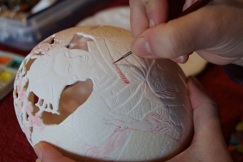 
		
Carving an ostrich egg, step by step by Christel Assante
  
		